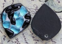 Кулон Капля 13 перевёрнутая, с "камушками" 46*36,5*7,5мм чёрно-голубая (венецианское стекло)