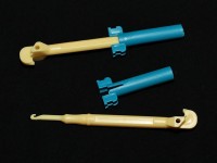 (РАСПРОДАЖА!!!) Крючок 02 Loom Bands трансформер профи из жёсткого пластика для плетения браслетов 140*24*12мм жёлто-т.голубой (пластик) (инструменты Loom)