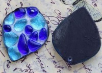 Кулон Капля 13 перевёрнутая, с "камушками" 46*36,5*7,5мм сине-голубая (венецианское стекло)