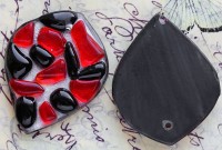 Кулон Капля 13 перевёрнутая, с "камушками" 46*36,5*7,5мм красно-чёрная (венецианское стекло)