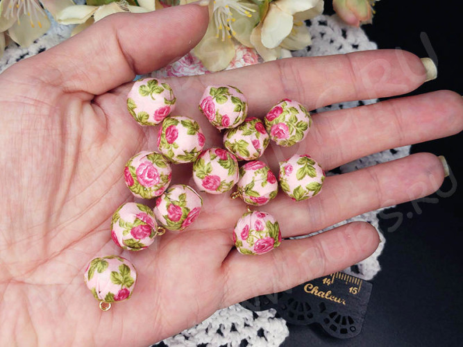 Декоративный элемент 108 Бусина с тканью "винтаж" подвеска округлая с цветочками 16*14мм розово-зелёная и светлое розовое золото (декор)