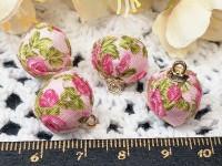 Декоративный элемент 108 Бусина с тканью "винтаж" подвеска округлая с цветочками 16*14мм розово-зелёная и светлое розовое золото (декор)