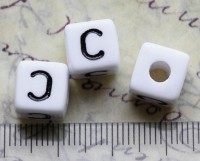 Бусина кубик большой 10*9,5мм с буквой "C" бело-чёрный непрозрачный (акрил)