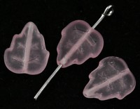 Бусина Листик 02 12,5*10,5*3мм матовый розовый полупрозрачный (стекло)