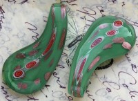 Кулон Капля 15 изогнутая 55*26*10мм зелёно-золотистая (Lampwork)