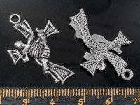 Подвеска Готический Крест 03 со скелетом 32*21*2,5мм античное серебро (литьё)