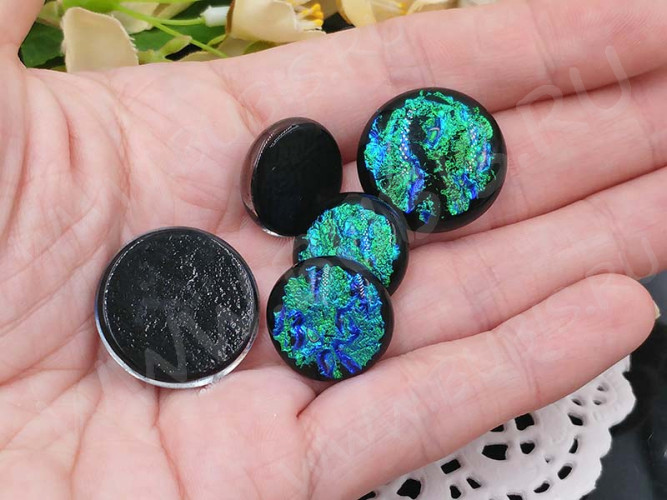 Кабошон Фьюзинг 022 Круглый 14-23мм Дихроик на черном Зеленый с синим Рельеф UBG