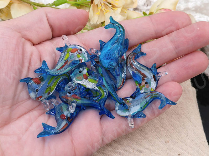 Подвеска Дельфинчик 02 38*20*3,5мм т.голубой (Lampwork)