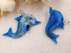 Подвеска Дельфинчик 02 38*20*3,5мм т.голубой (Lampwork)