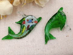 Подвеска Дельфинчик 02 38*20*3,5мм зелёный (Lampwork)