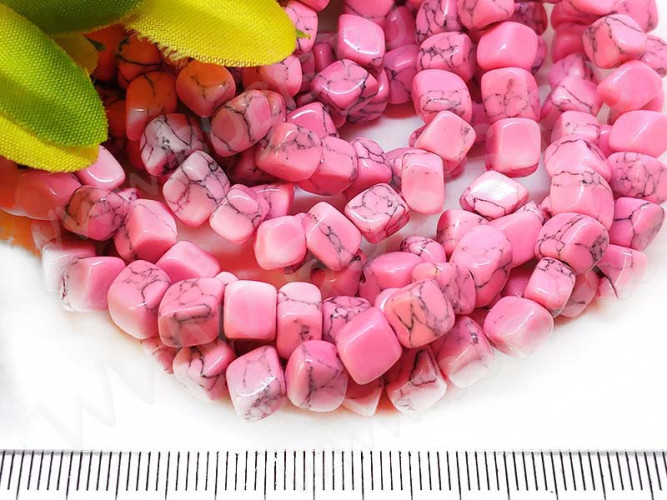 Крошка (галтовка) "Кубики" 4-6мм Говлит розовый (камни) (нить без замка прим.50-55см)