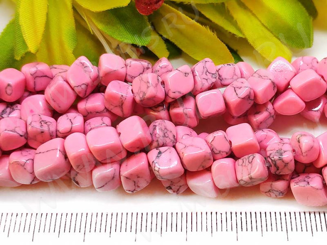 Крошка (галтовка) "Кубики" 4-6мм Говлит розовый (камни) (нить без замка прим.50-55см)