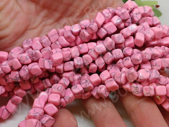 Крошка (галтовка) "Кубики" 4-6мм Говлит розовый (камни) (нить без замка прим.50-55см)