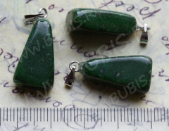 Подвеска Треугольник 01 3D 30*11*9мм Кварцит тонир. т.зелёный (камни)