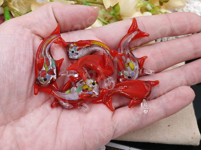 Подвеска Дельфинчик 02 38*20*3,5мм красный (Lampwork)