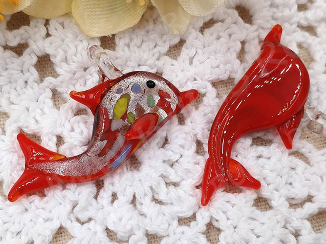 Подвеска Дельфинчик 02 38*20*3,5мм красный (Lampwork)