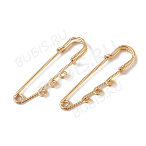 Крупный план: три петли для подвесок на основе из хирургической стали