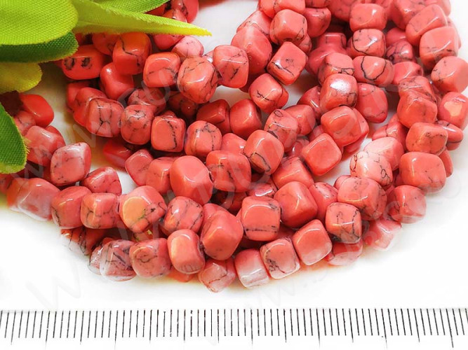 Крошка (галтовка) "Кубики" 4-6мм Говлит лососевый (камни) (нить без замка прим.50-55см)