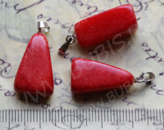 Подвеска Треугольник 01 3D 30*11*9мм Кварцит тонир. красный (камни)