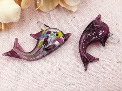 Подвеска Дельфинчик 02 38*20*3,5мм лиловый (Lampwork)