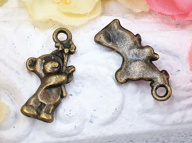 Подвеска Мишка 05 с цветочком 19,5*10*2мм античная бронза (литьё)