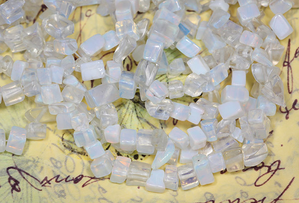 Крошка (галтовка) каменная 059 5-9мм Лунный камень синт. (Опалит) (камни) (нить прим.80см)