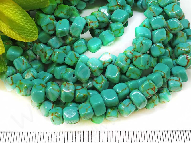 Крошка (галтовка) "Кубики" 4-6мм Говлит бирюзовый (камни) (нить без замка прим.50-55см)