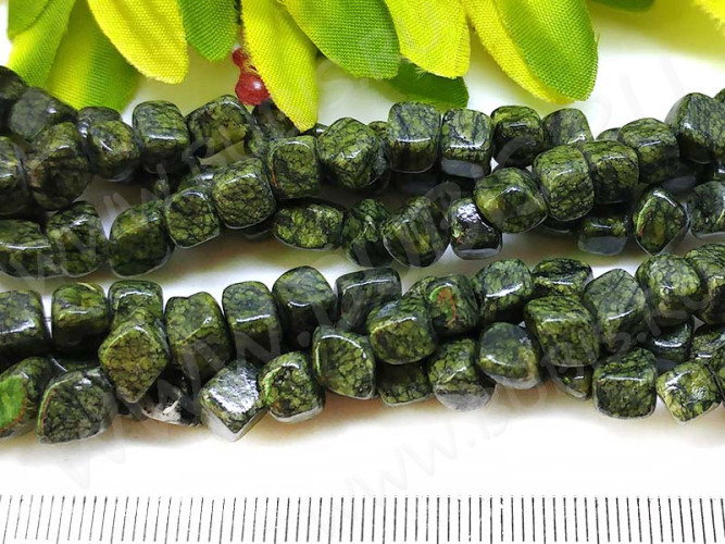 Крошка (галтовка) "Кубики" 4-6мм Змеевик натуральный (камни) (нить без замка прим.50-55см)