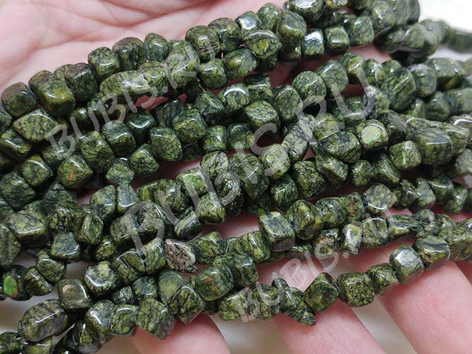 Крошка (галтовка) "Кубики" 4-6мм Змеевик натуральный (камни) (нить без замка прим.50-55см)