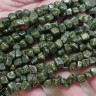 Купить Крошка (галтовка) "Кубики" 4-6мм Змеевик натуральный (камни) (нить без замка прим.50-55см) с доставкой по России