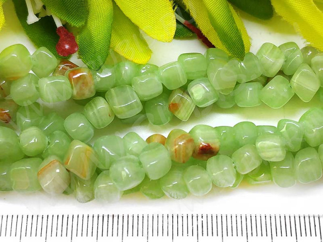 Крошка (галтовка) "Кубики" 4-6мм Мраморный Оникс бл.св.зелёный (камни) (нить без замка прим.50-55см)