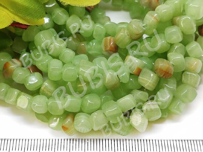 Крошка (галтовка) "Кубики" 4-6мм Мраморный Оникс бл.св.зелёный (камни) (нить без замка прим.50-55см)