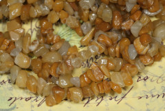 Крошка (галтовка) каменная 055 5-9мм Микс св.коричнево-бежевый полупрозрачный (камни) (нить с замком прим.45см)