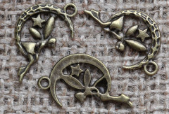 Подвеска Фея 03 на месяце 25*14*2мм античная бронза (литьё)