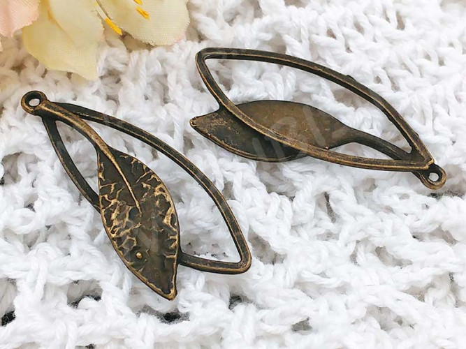 Подвеска Овал 07 3D рамка с листиком 38,5*16,5*4мм античная бронза (литьё)