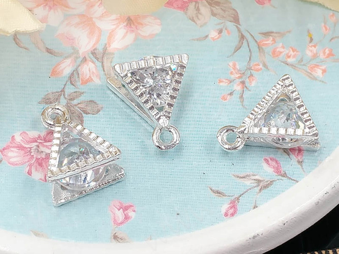 Подвеска Треугольник 03 3D с кубическим цирконием 11,5*9*5мм серебристый (сплав и фианит)