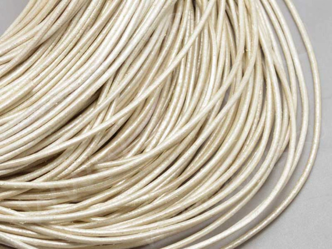 Шнур кожаный 14 воловья кожа круглый 1,5мм белый перламутр (1м)