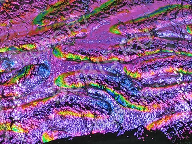 Кабошон Фьюзинг 041 Прямоугольный 33*25*7,5мм Дихроик на черной основе Ярко-фиолетовый волнистый