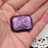 Купить Кабошон Фьюзинг 041 Прямоугольный 33*25*7,5мм Дихроик на черной основе Ярко-фиолетовый волнистый с доставкой по России