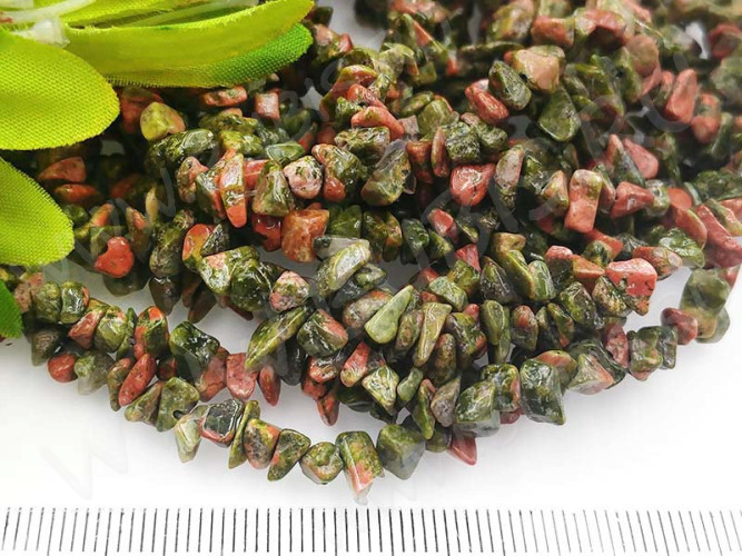 Крошка (галтовка) каменная 190 3-6мм Унакит натуральный (камни) (нить 43-45см)