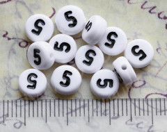 Бусина таблетка 7*7*4мм с цифрой &quot;5&quot; бело-чёрная непрозрачная (акрил)