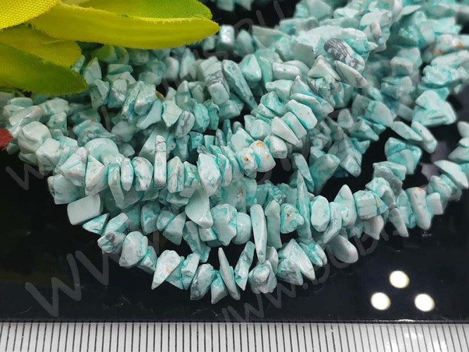 Крошка (галтовка) каменная 192 3-7мм Говлит св.голубой (камни) (нить 43-45см)