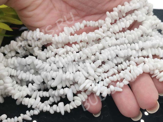 Крошка (галтовка) каменная 193 4-8мм Агат белый имит. (камни) (нить 43-45см)