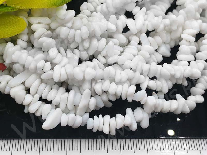 Крошка (галтовка) каменная 193 4-8мм Агат белый имит. (камни) (нить 43-45см)