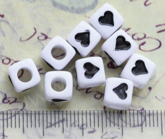 Бусина кубик 7*7мм со знаком &quot;сердечко&quot; бело-чёрный непрозрачный (акрил)