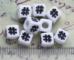 Бусина кубик 7*7мм со знаком &quot;#&quot; бело-чёрный непрозрачный (акрил)