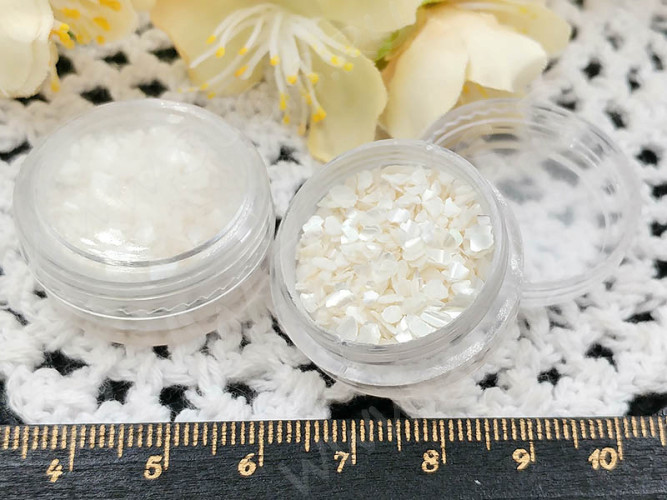 Наполнение для смолы и бутылочек 087 чешуйки белого перламутра в контейнере (декор)