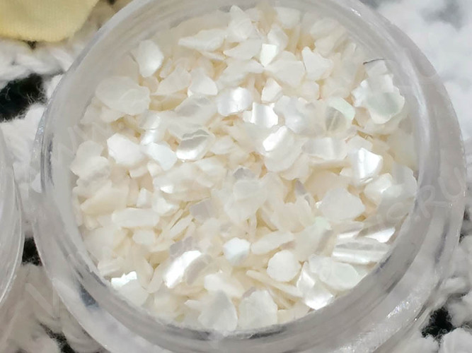 Наполнение для смолы и бутылочек 087 чешуйки белого перламутра в контейнере (декор)