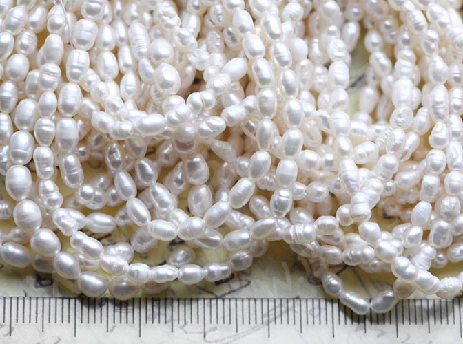 (ОПТ) Бусина Жемчуг 39 речной овальный 5-6*3,5-4мм натуральный (камни) (нить 34-36см)