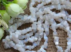 Крошка (галтовка) каменная 041 5-9мм Лунный камень синт. (Опалит) (камни) (нить с замком прим.40-45см)